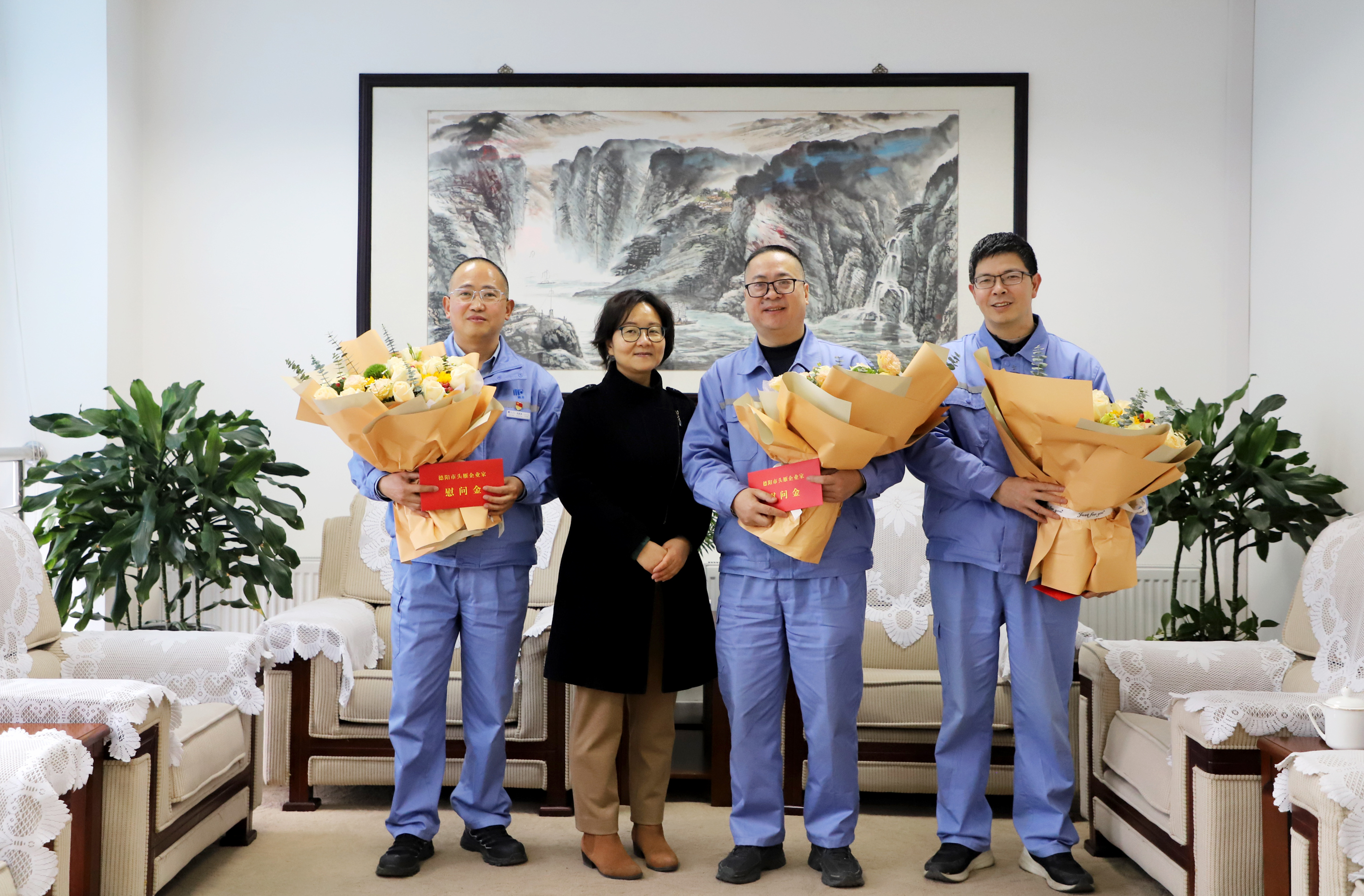 幸福bv1946伟德官网年：德阳经开区到化肥分公司慰问头雁企业家