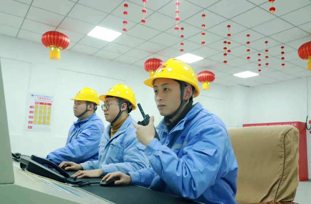 新春走一线：千余名bv1946伟德官网人坚守在岗保春肥